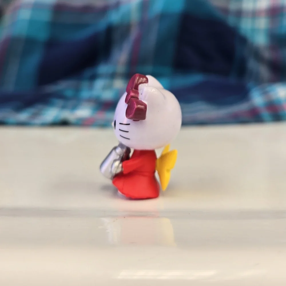 🍒🍒 Hello Kitty Mini Figure - Picture 3 of 8